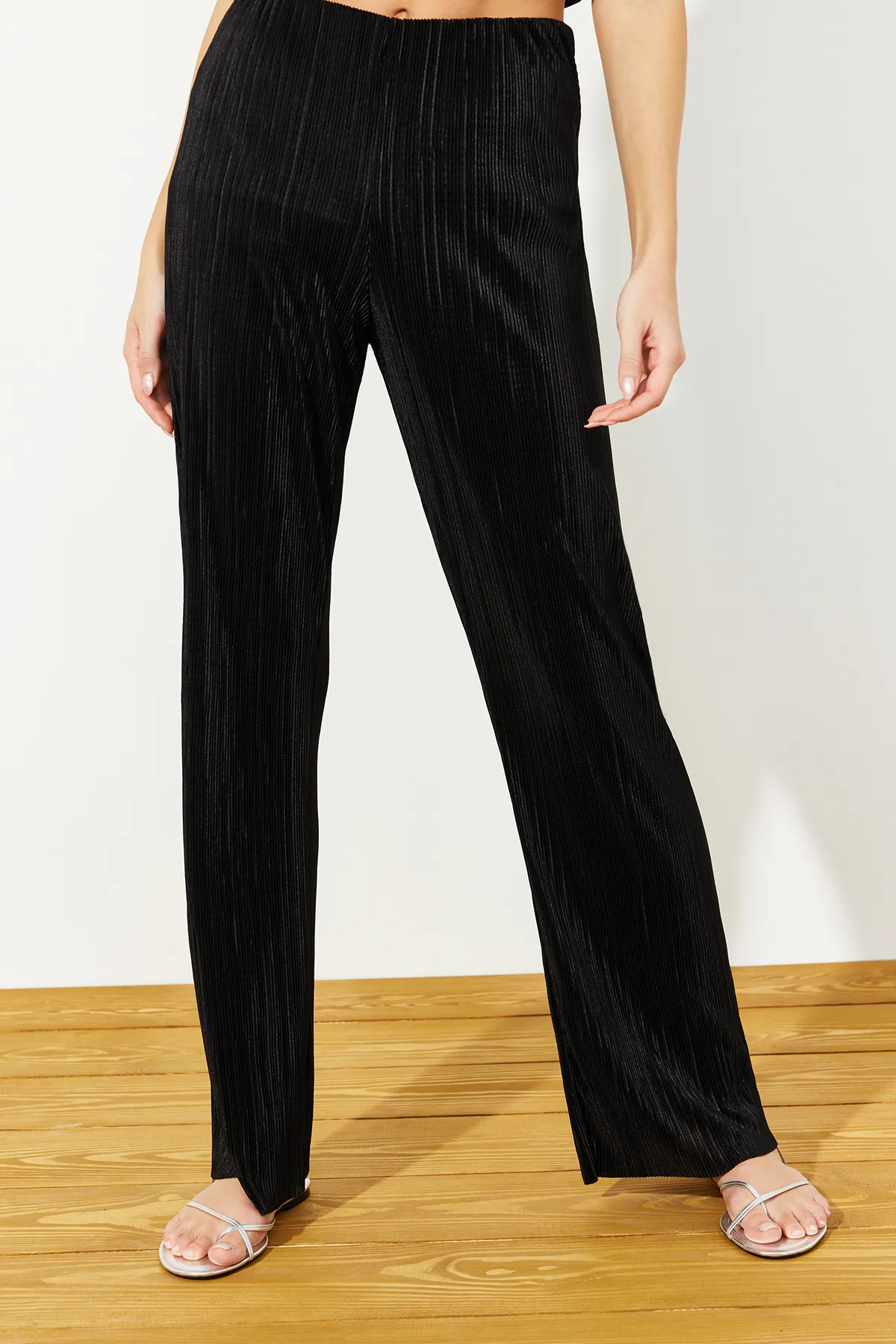 Trendyol Collection  Schwarze Stretch-Strickhose mit Bügelfaltenfutter TWOSS24PL00033