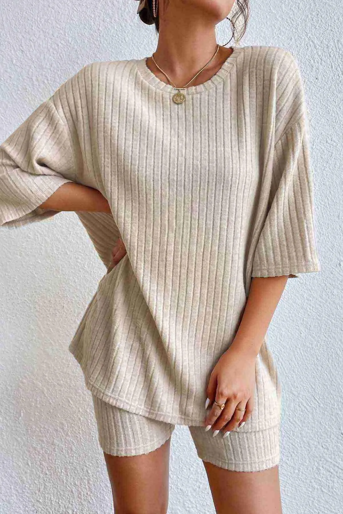 Merry See  Espontane-Erwachsene-Set aus gestricktem Kurzarm-Oberteil und -Unterteil mit Shorts, Creme