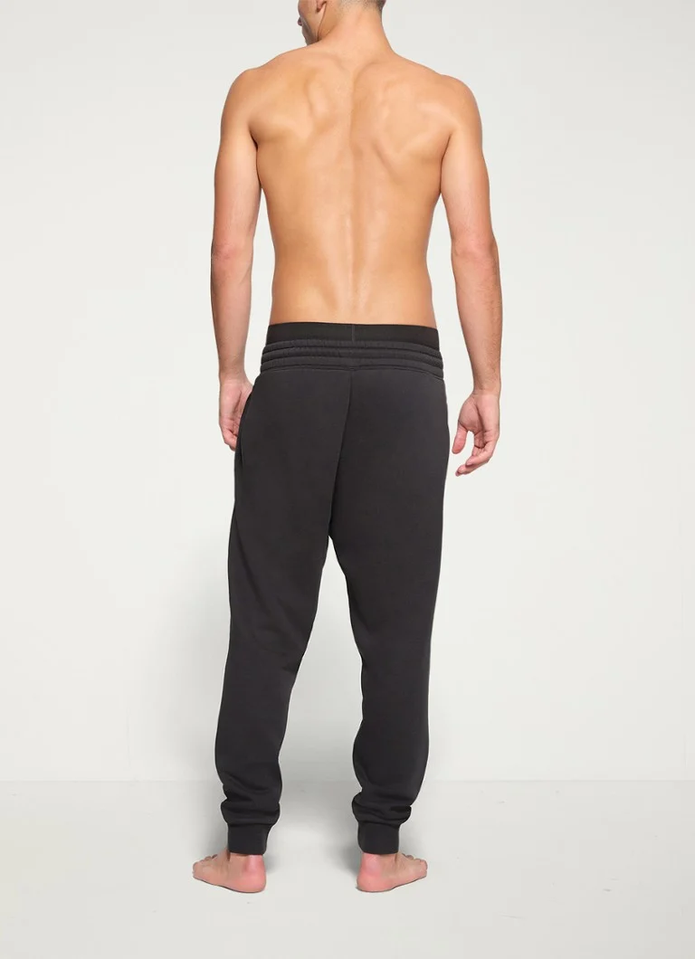 Pantaloni de trening din fleece SKIMS, cu croială slim și buzunare laterale.