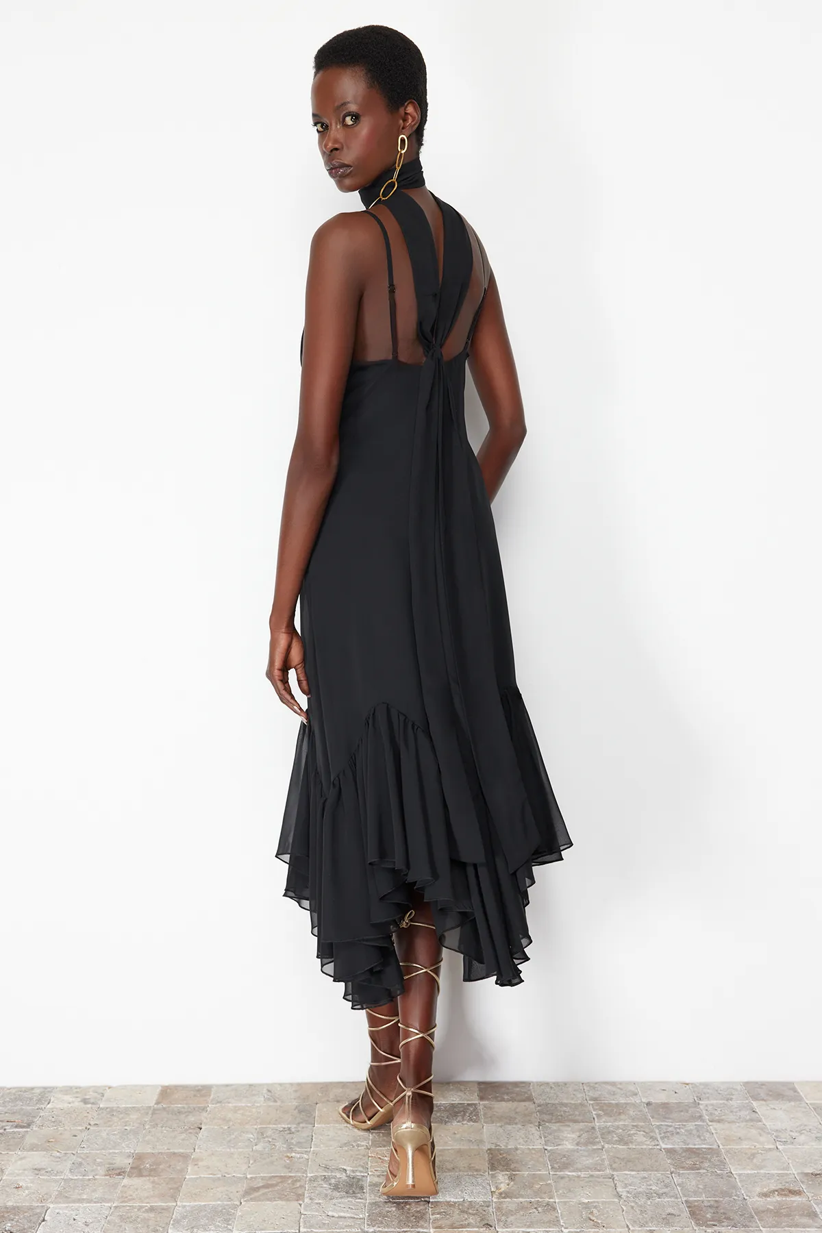Trendyol Collection  Schwarzes Kleid mit Taillenöffnung/Skater-Rüschen TPRSS24EL00102