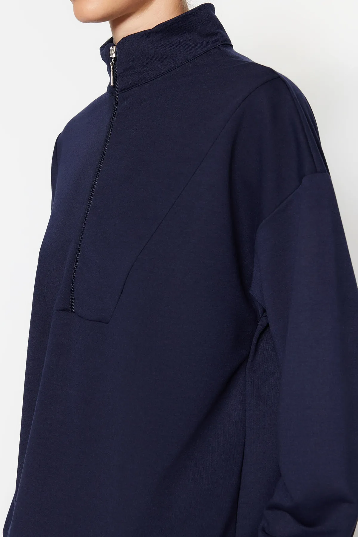 Trendyol Modest  Marineblaues Strick-Trainingsanzug-Set mit hohem Kragen und Kordelzug und Reißverschluss TCTAW22EN0051