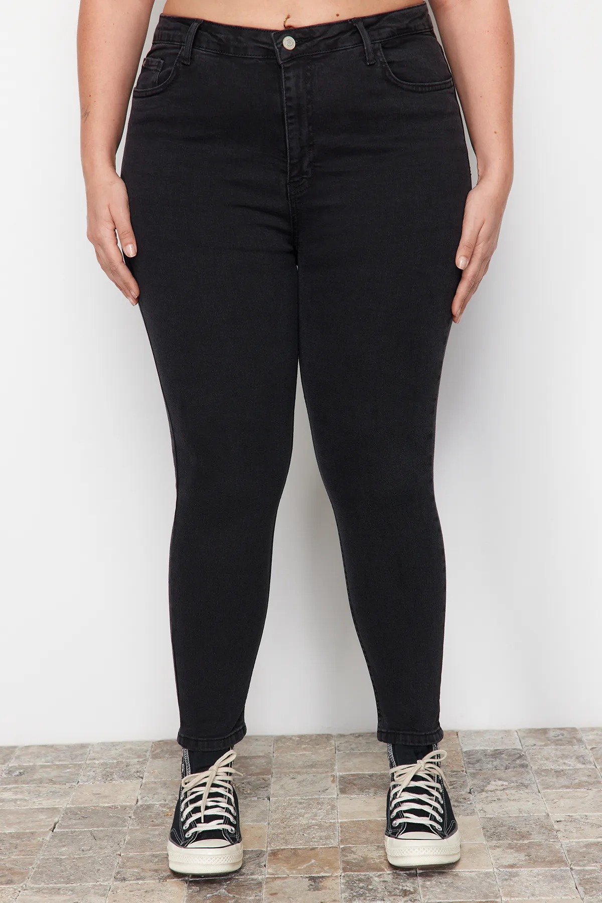 Trendyol Curve  Anthrazitfarbene Röhrenjeans mit hoher Taille TBBAW23JE00003