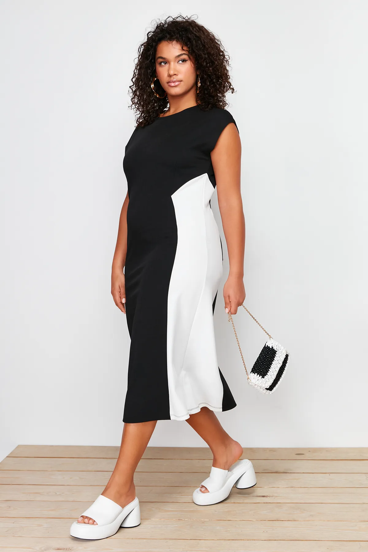 Trendyol Curve  Schwarz-weißes, farbblockiertes Midi-Strickkleid TBSSS24AH00143