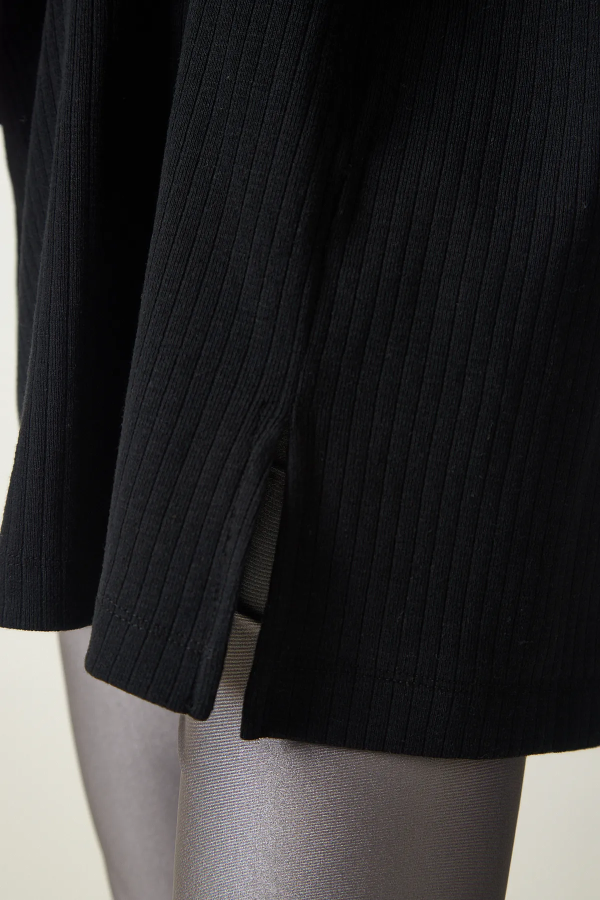 Happiness İstanbul  Schwarze, gerippte, übergroße Strickbluse mit Rollkragen für Damen UB00213