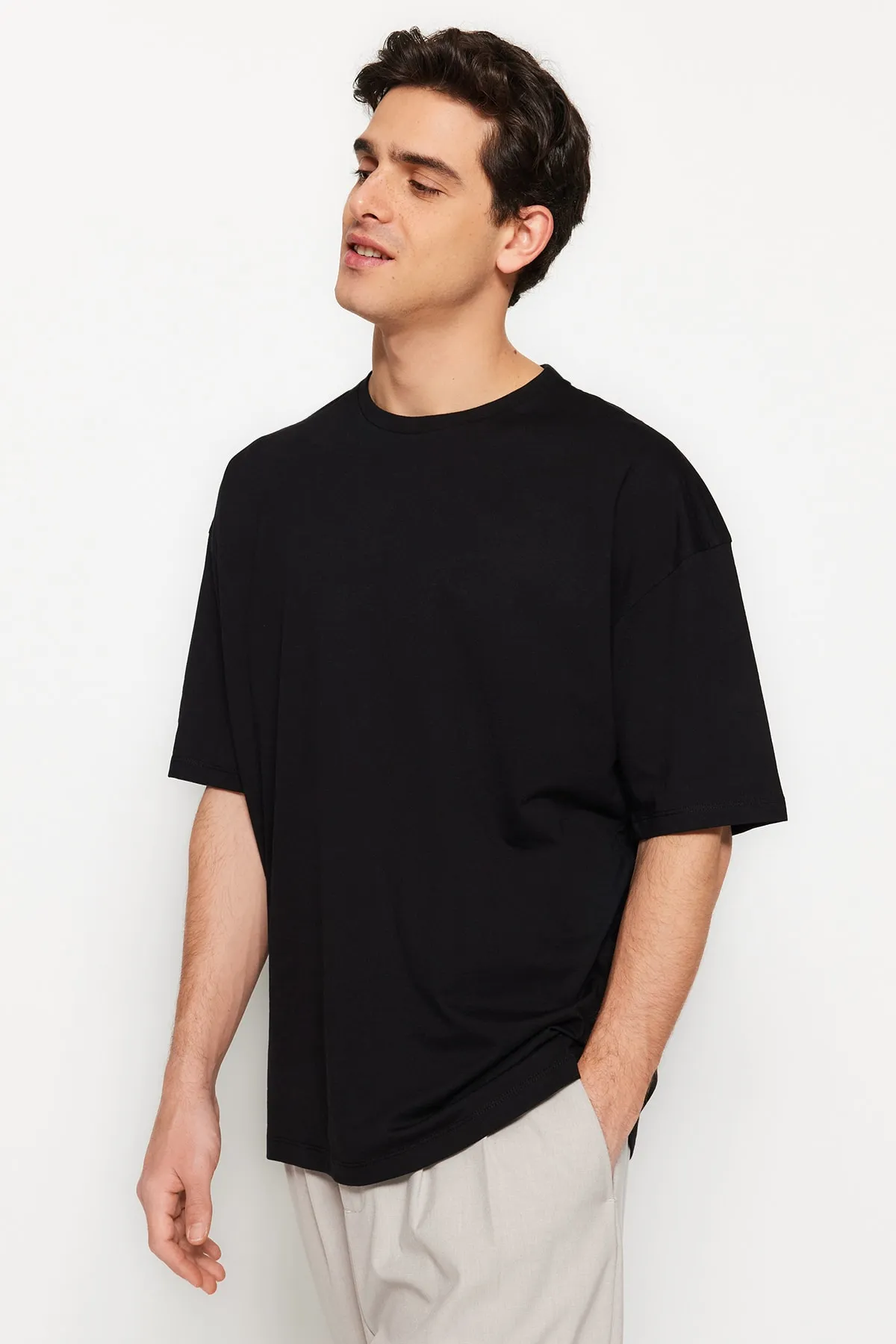 Trendyol Collection  Schwarzes Oversize-Kurzarm-T-Shirt mit Rundhalsausschnitt TMNSS23TS00151