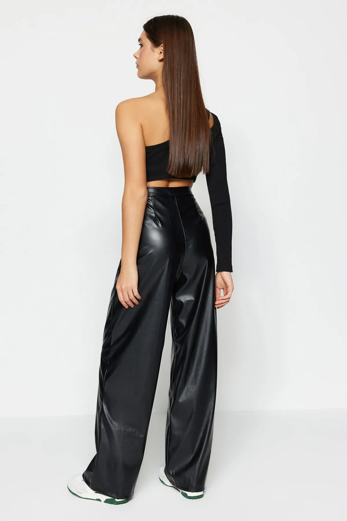 Trendyol Collection  Schwarze Kunstlederhose mit weitem Bein/gerippter Hose mit hoher Taille und weitem Bein TWOSS23PL00131