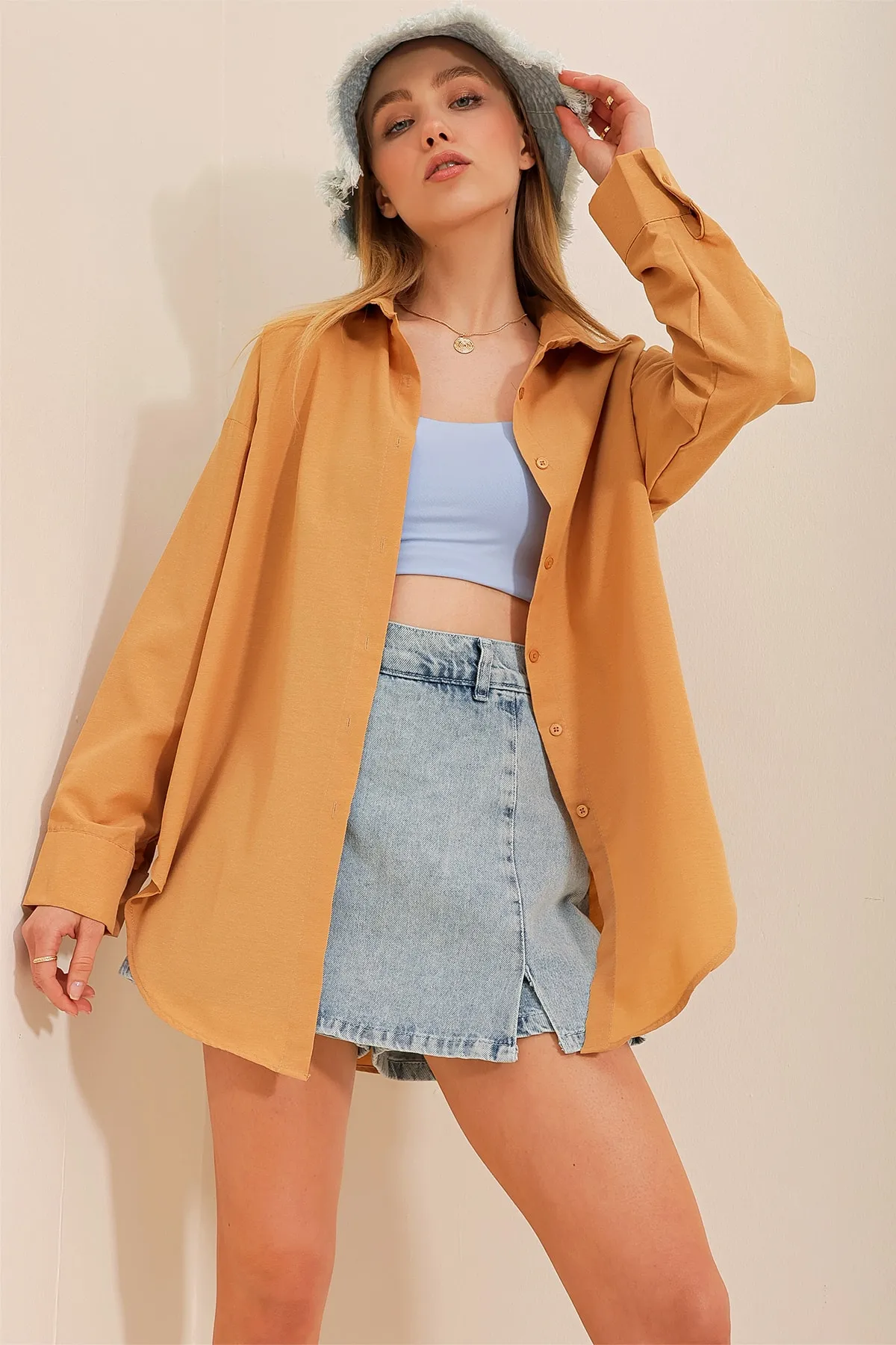 Trend Alaçatı Stili  Kamelfarbenes, übergroßes, langes, gewebtes Hemd für Damen ALC-X6828