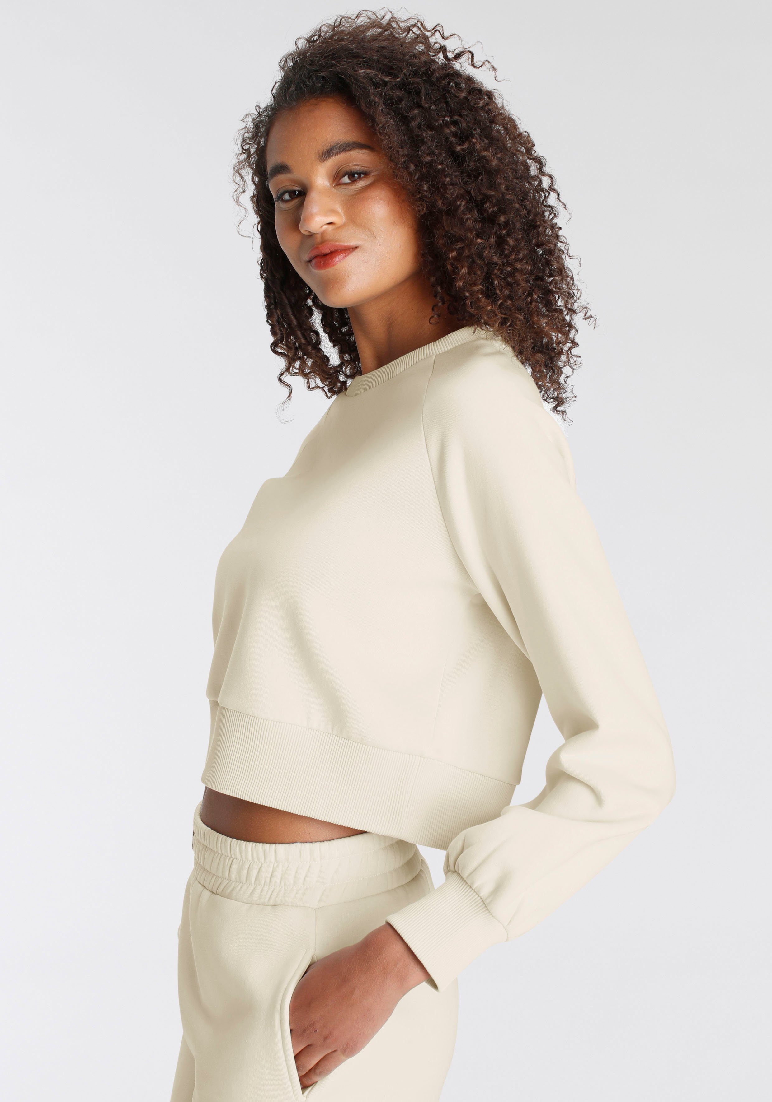 LASCANA Sweatshirt mit Ziernähten, Loungeanzug