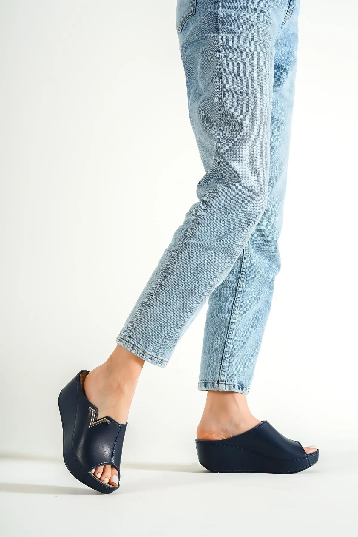 Capone Outfitters  Anatomisch weiche, bequeme Mutterhausschuhe mit Keilabsatz