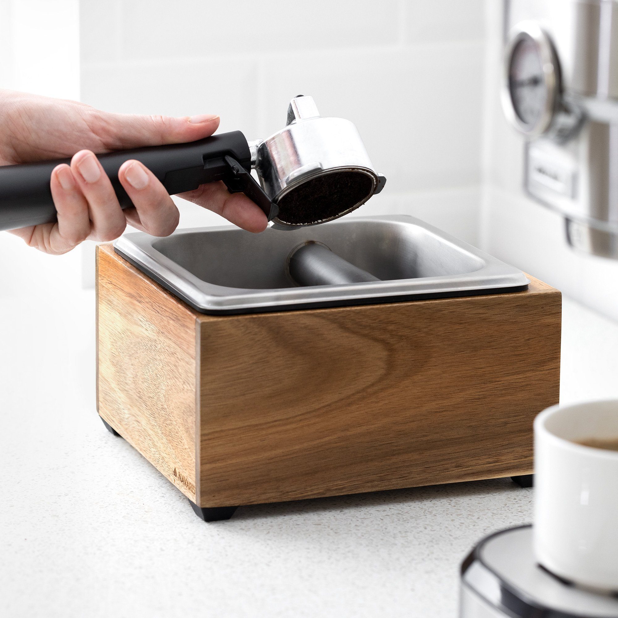 Navaris Kaffeemühle Abklopfbehälter Holz 18x17x11cm - für Siebträger - Espresso