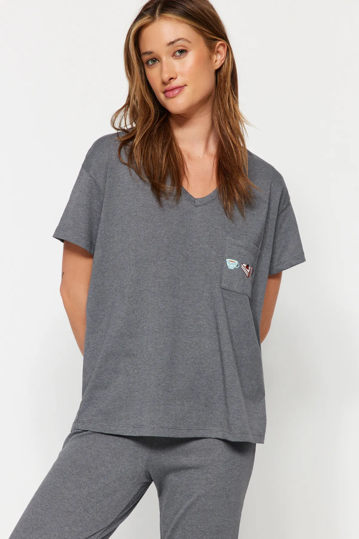 Trendyol Collection  Graues Strick-Pyjama-Set aus 100 % Baumwolle mit Taschendruck und weiter Passform, T-Shirt und Hose THMSS23PT00151