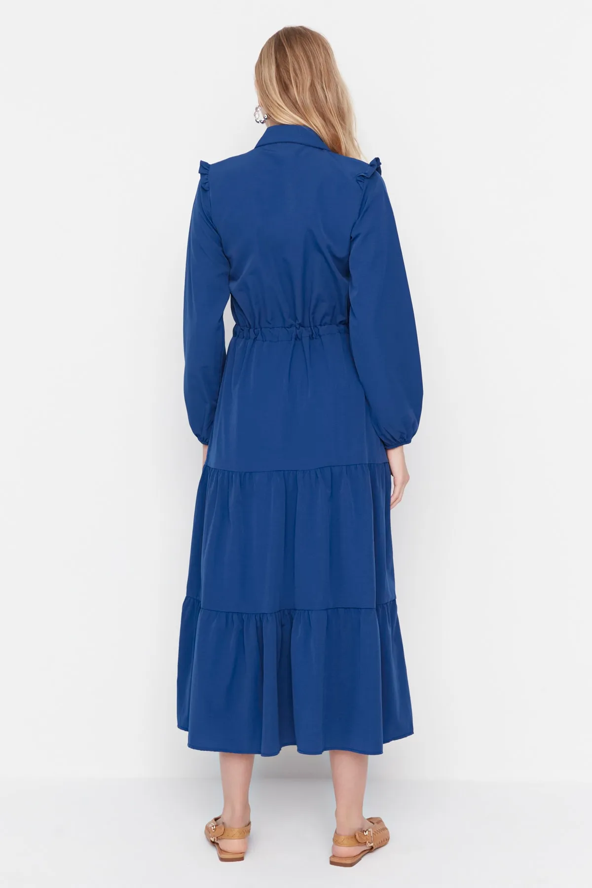 Trendyol Modest  Marineblaues gewebtes Kleid mit Hemdkragen, Schulterdetail und Schnürung in der Taille TCTSS21EL3472