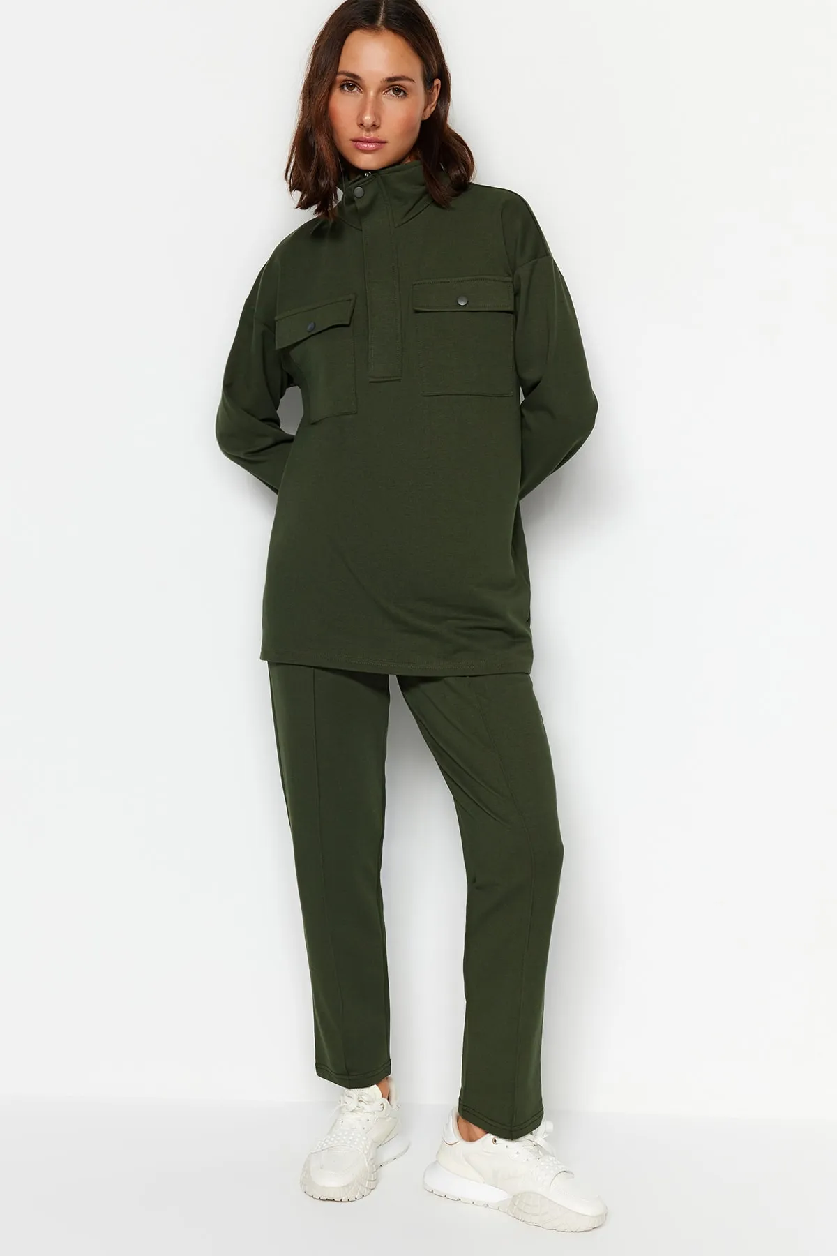 Trendyol Modest  Grünes Strick-Trainingsanzug-Set mit Taschendetails TCTAW23EN00032