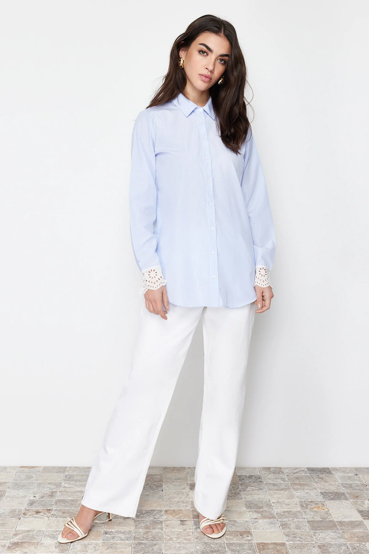 Trendyol Modest  Blaues Hemd aus gewebter Baumwollmischung mit Stickereidetail TCTSS24TG00006
