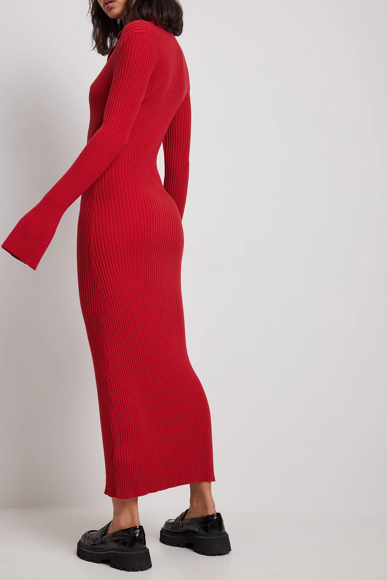 Rippenstrick-Kleid mit Trompetenärmeln