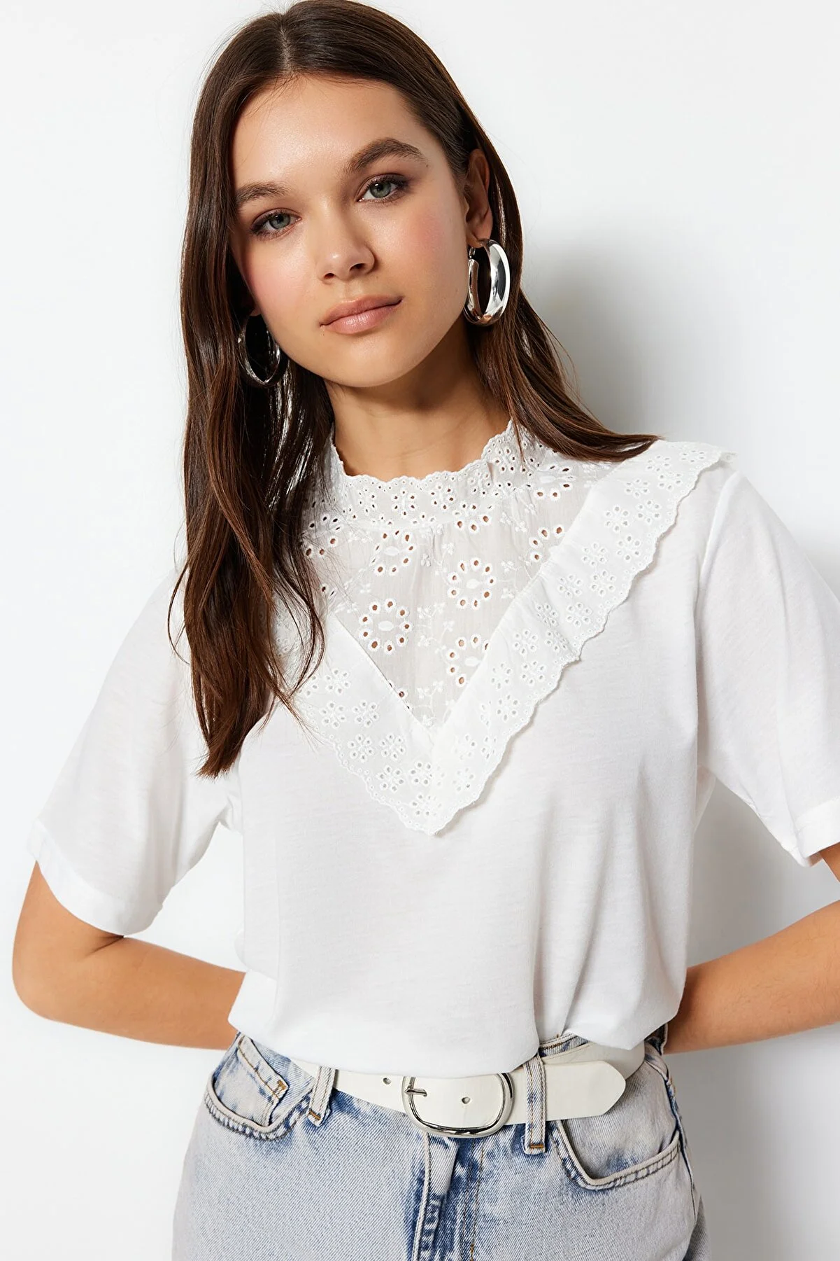 Trendyol Collection  Weiße bestickte Strickbluse aus Baumwolle mit hohem Kragen und Grundmuster TWOSS23BZ00879