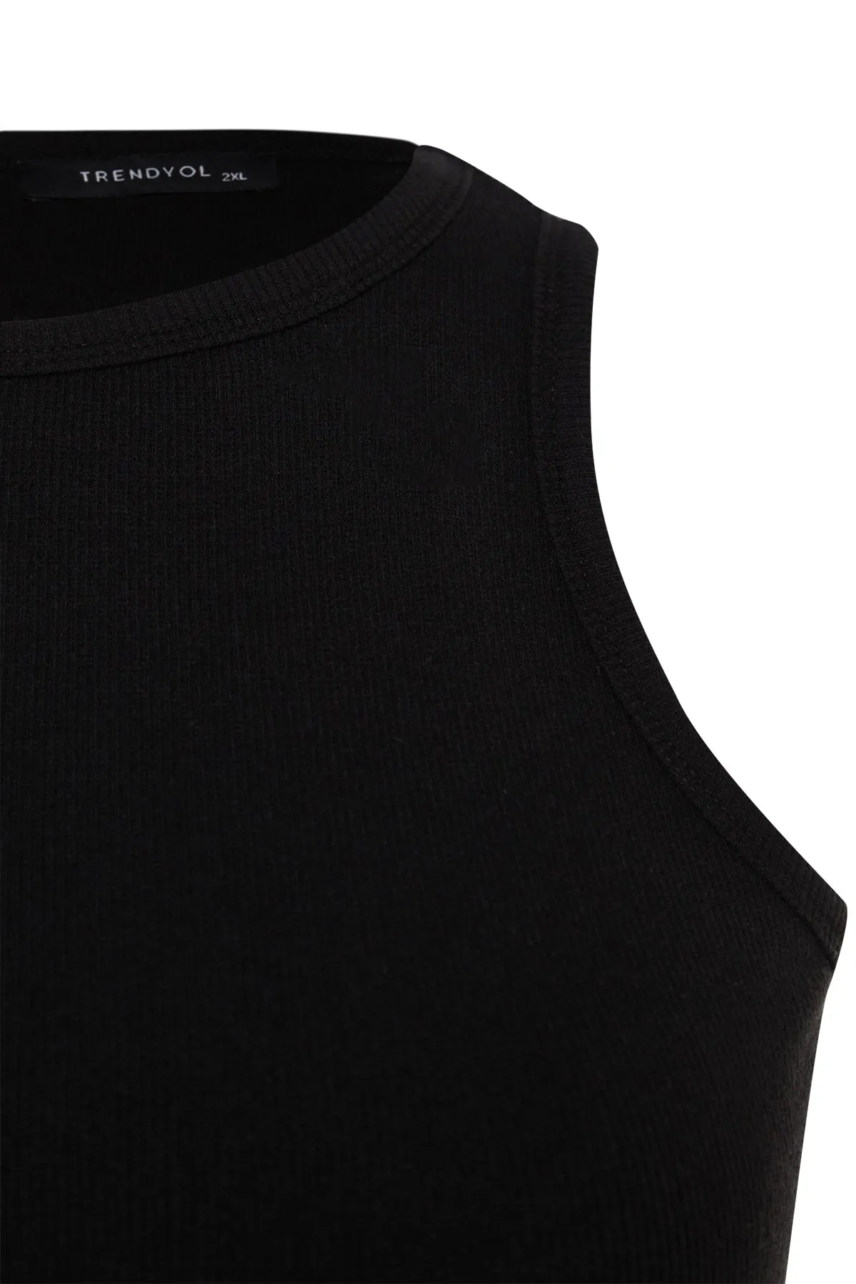 Trendyol Curve  Schwarzes Basic-Strick-Tanktop mit Neckholder-Kragen TBBSS23CV00001