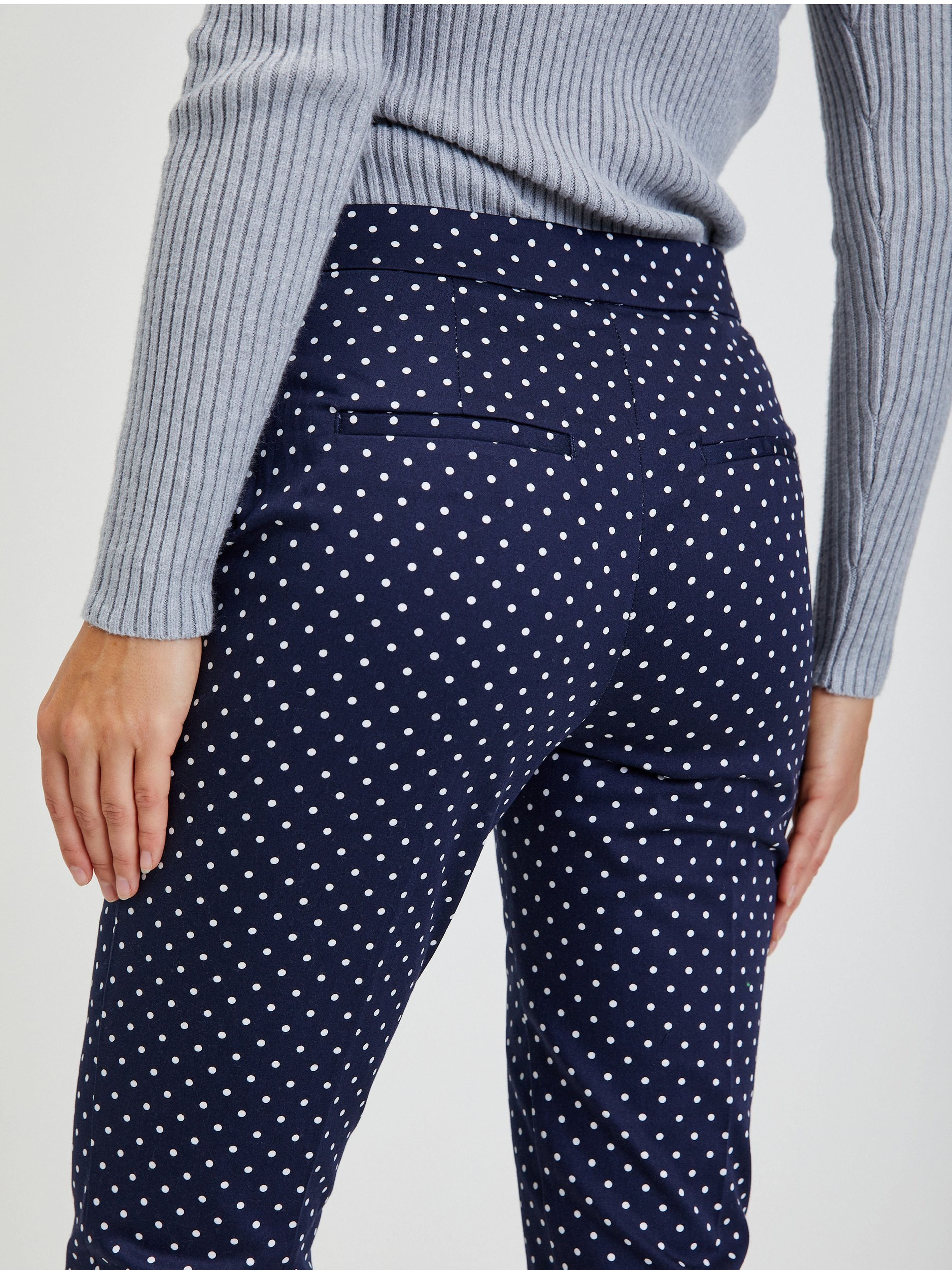 Dunkelblaue gepunktete Damenhose ORSAY