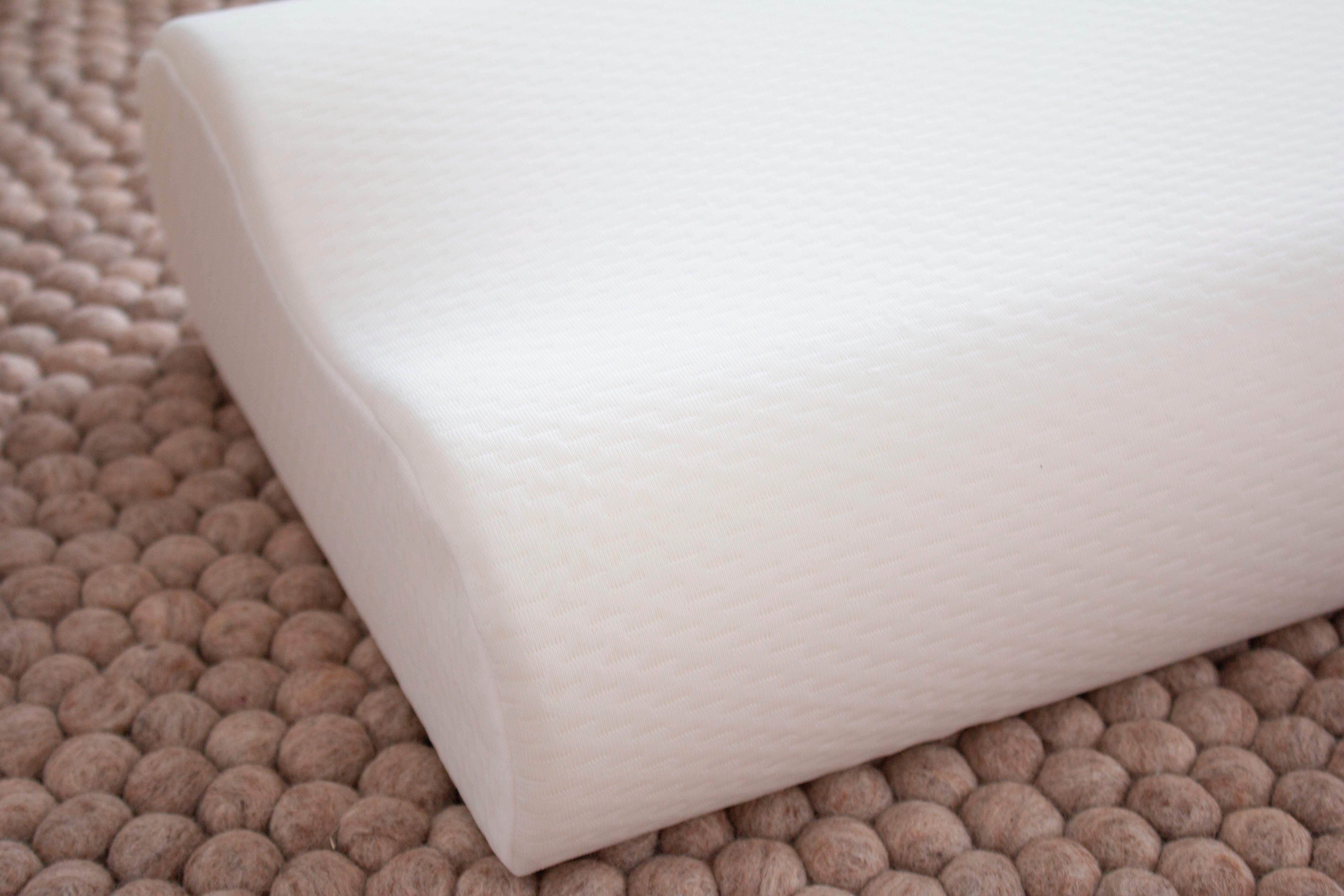 Nackenstützkissen Lily in 35x60 cm, Jekatex, Füllung: Viscoschaum, Bezug: Polyester, Rückenschläfer, Seitenschläfer, Viscomemoryschaum (RG 50) - ergonomisch geformt & druckentlastend