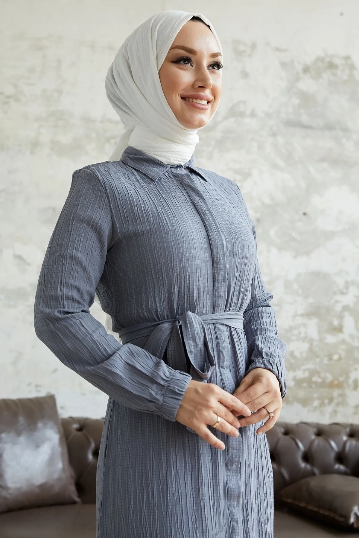 InStyle  Nesya Seersucker-Kleid mit Rüschensaum – Grau