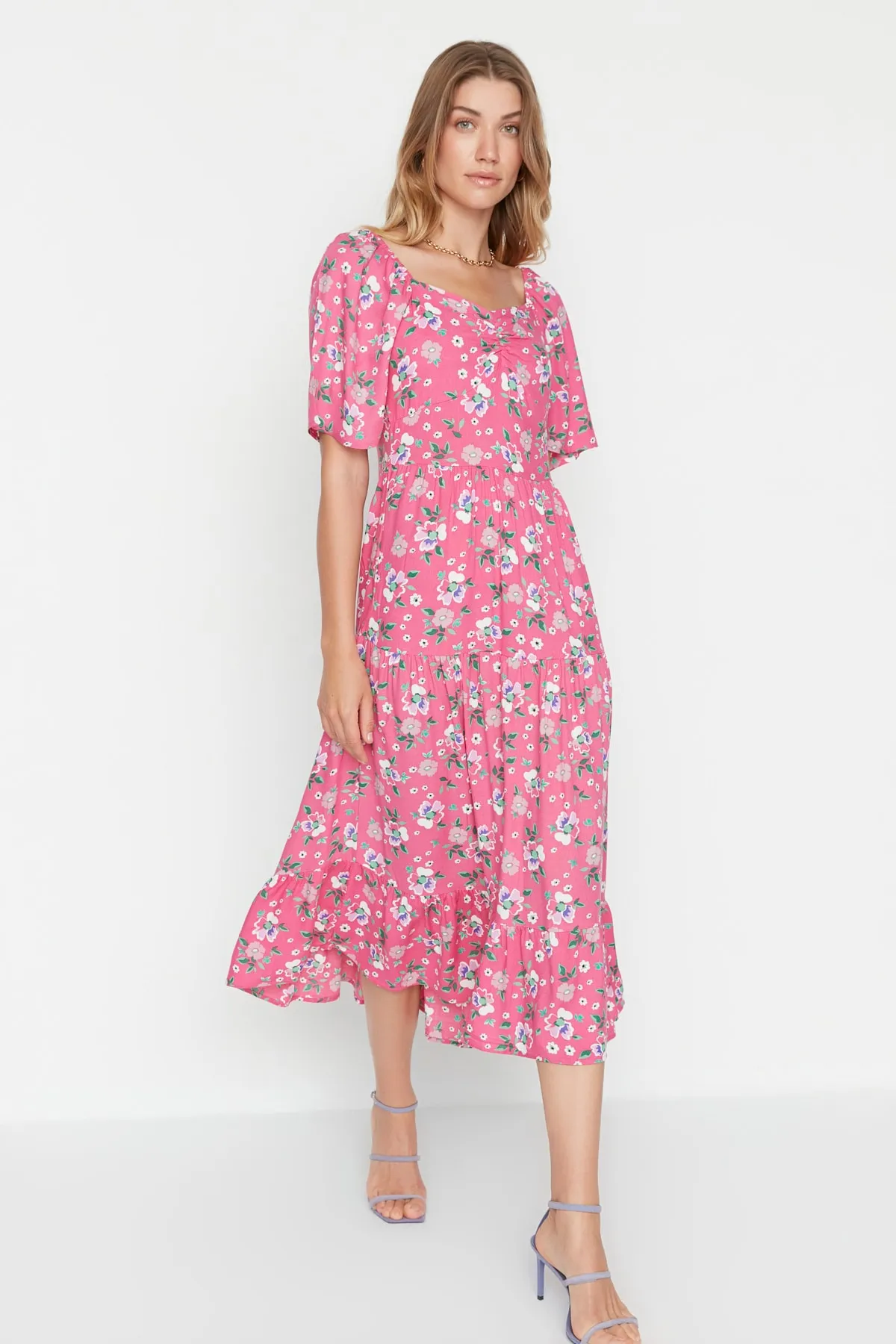 Trendyol Collection  Rosafarbenes, gewebtes Midikleid in A-Linie mit Ballonärmeln und Blumendruck TWOSS20EL2323