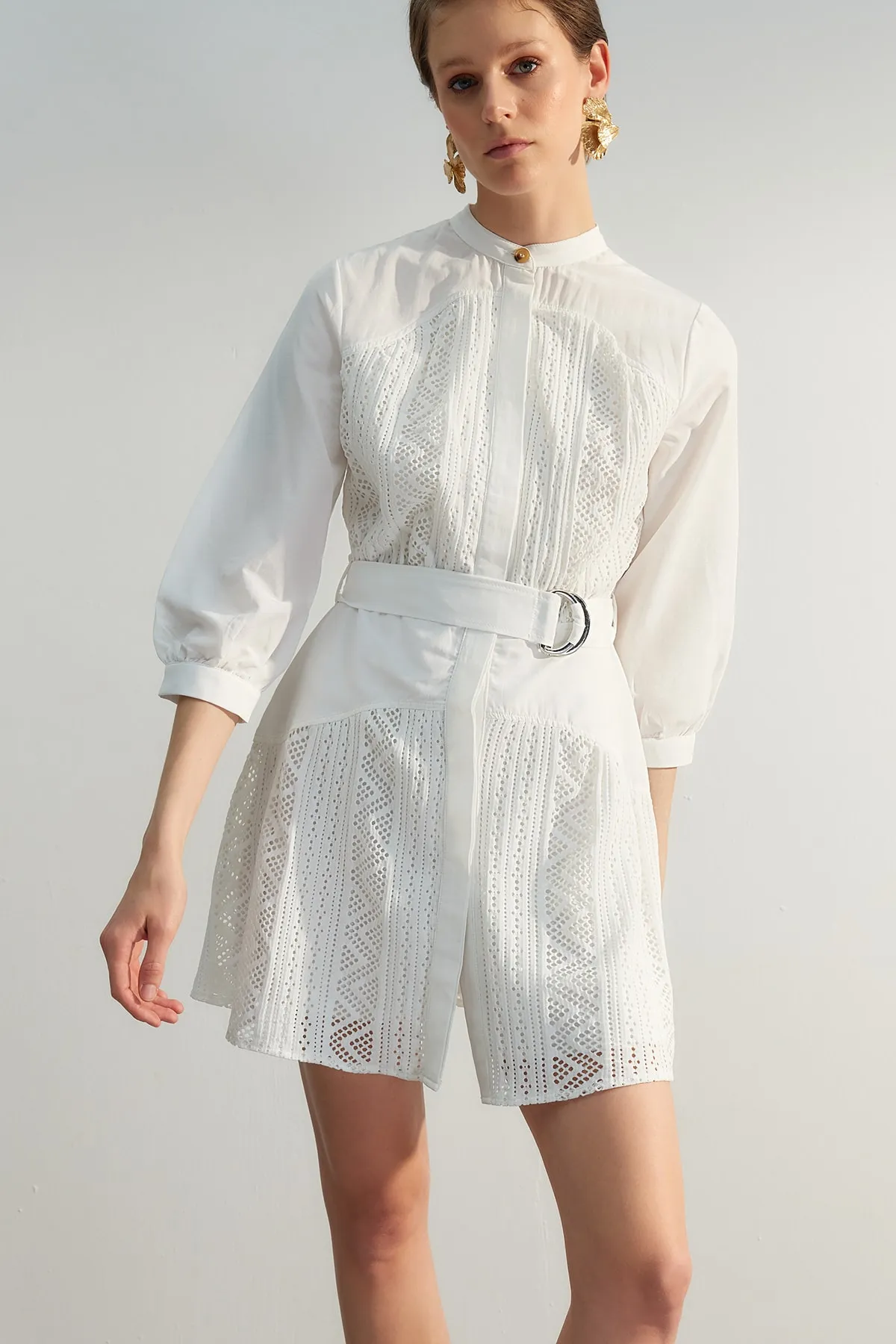 Trendyol Collection  Ecrufarbenes, gewebtes Mini-Hemdkleid mit Gürtel und Stickerei TWOSS23EL00296