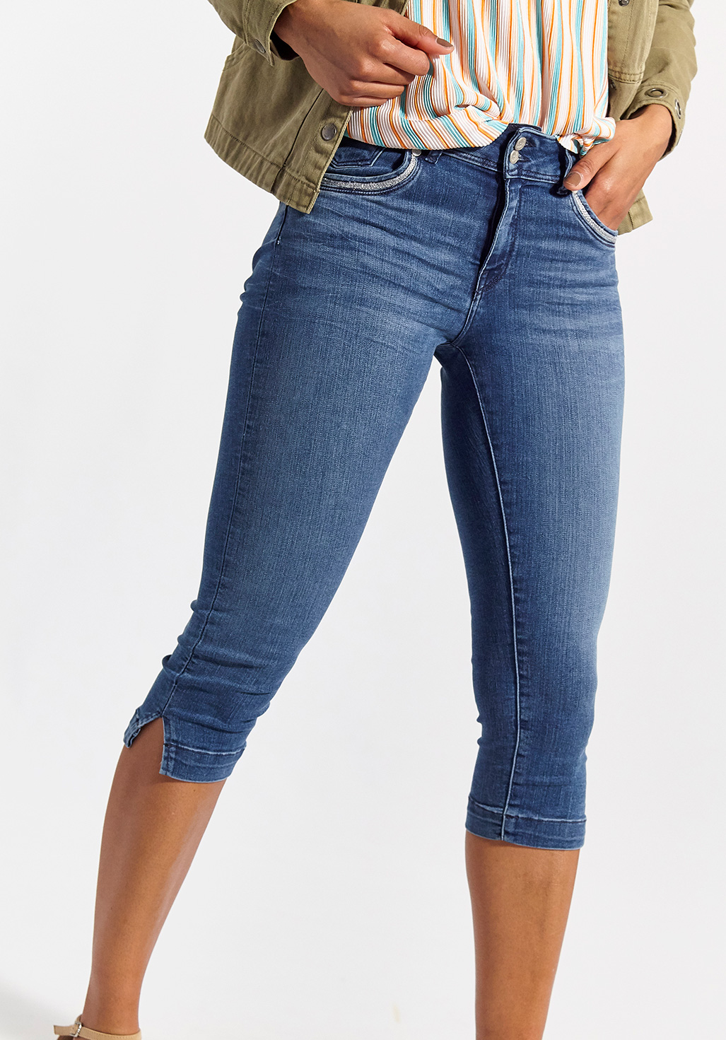 FLUO  Pantacourt, corsaire en jean coupe slim, taille standard