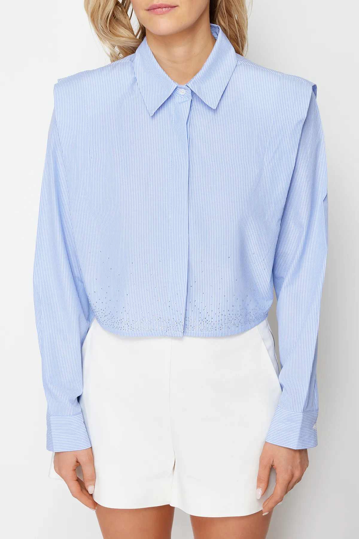 Trendyol Collection  Blaues Stoned Crop Woven-Hemd mit gepolsterten Ärmeln TWOSS24GO00041