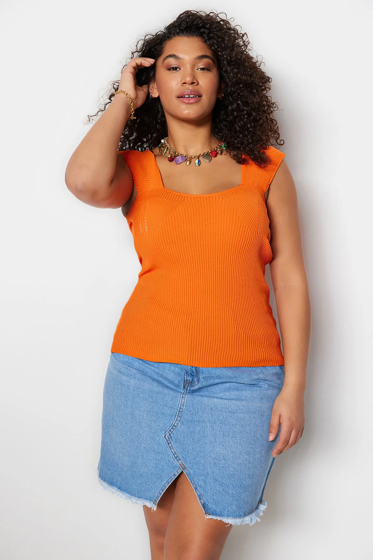 Trendyol Curve  Orangefarbene, figurbetonte, dünne Strickbluse mit herzförmigem Ausschnitt TBSSS23AF00021