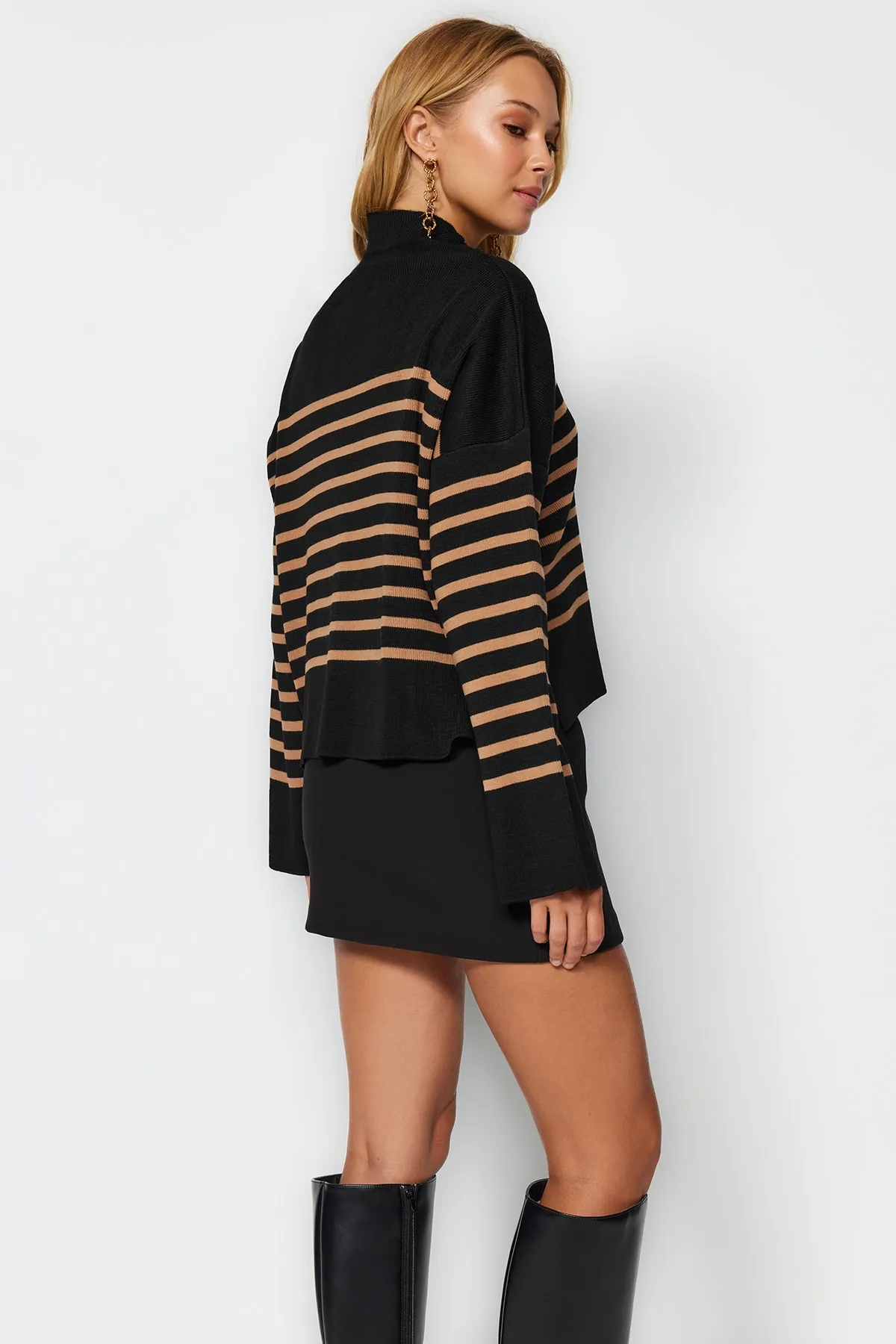 Trendyol Collection  Schwarzer, gestreifter Strickpullover mit weiter Passform TWOAW24KZ00505