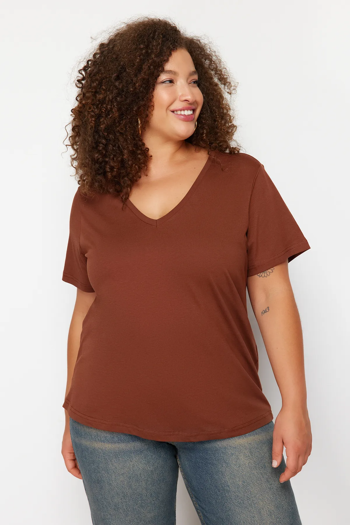 Trendyol Curve  Braunes Basic-Strick-T-Shirt mit V-Ausschnitt TBBSS22BF0028