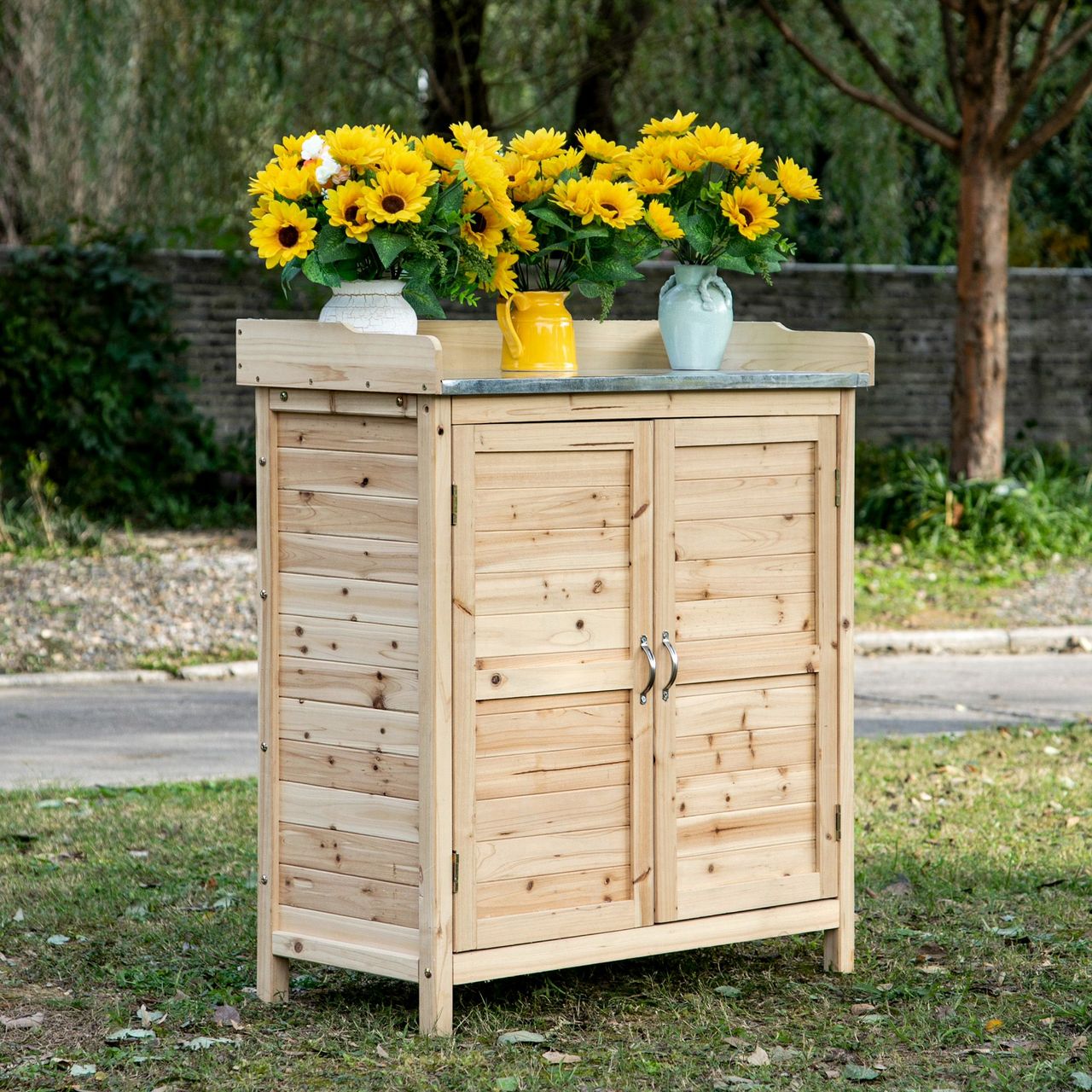 Outsunny Gartenschrank Holz Geräteschrank Schrank mit 2 Einlegeböden Natur