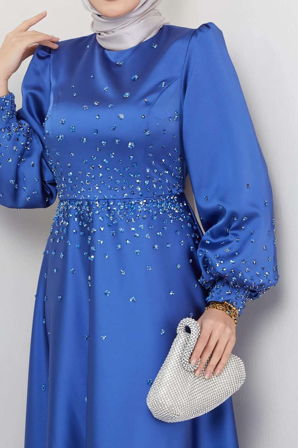 Olcay  Satin-Abendkleid mit verteilten Steindetails vorne und an den Ärmeln INDİGO 1658