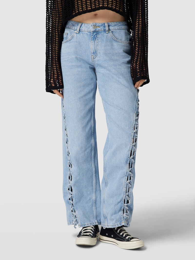 Jeans mit Lochmuster in hellblau