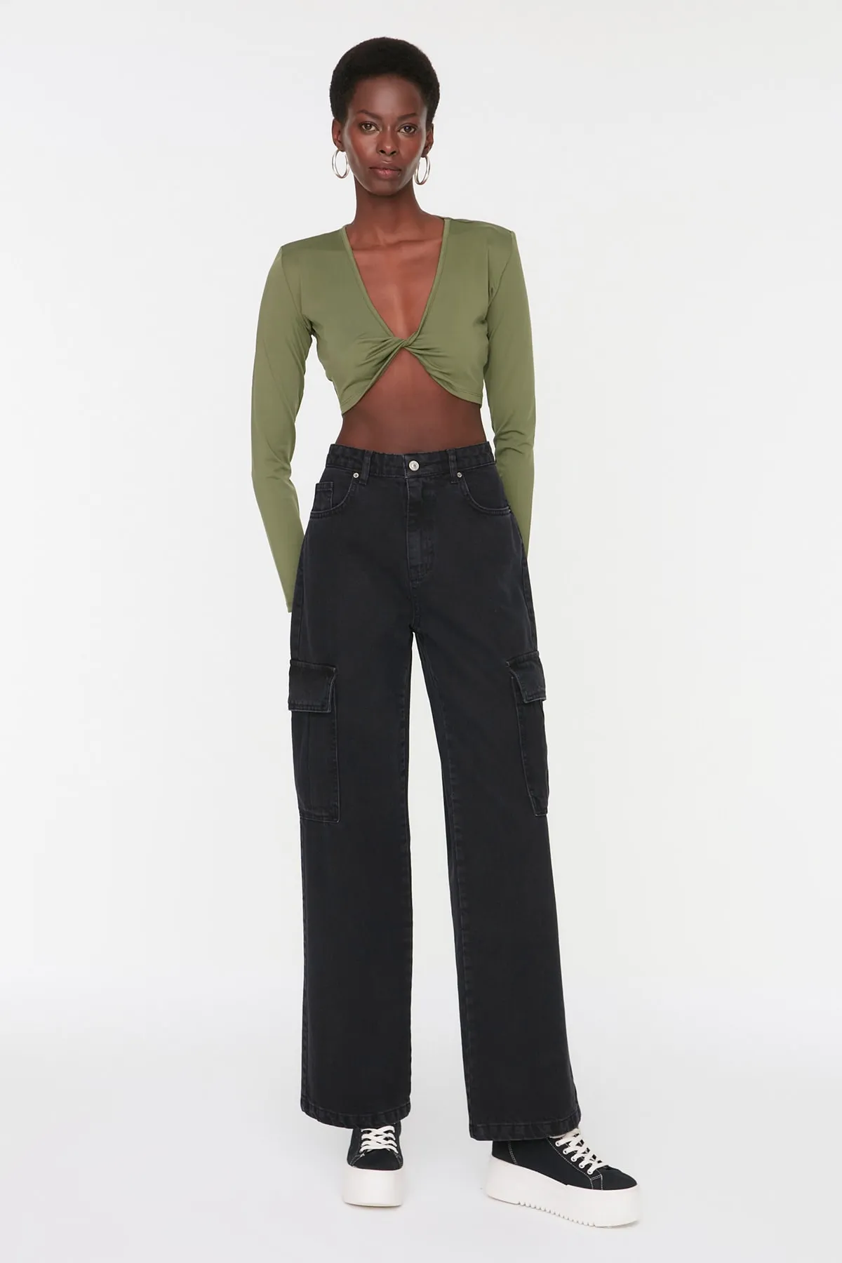 Trendyol Collection  Schwarze Cargo-Jeans mit hoher Taille und weitem Bein TWOSS22JE0581