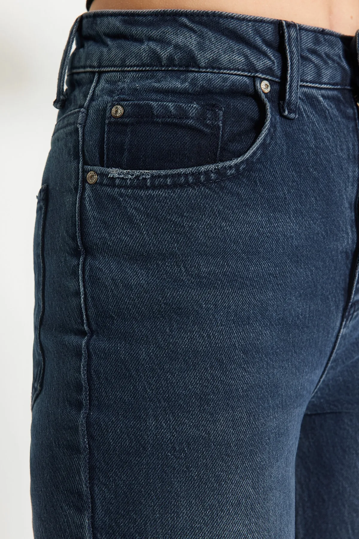 Trendyol Collection  Mitternachtsblaue Schlagjeans mit Schlitz und hoher Taille TWOAW22JE0382