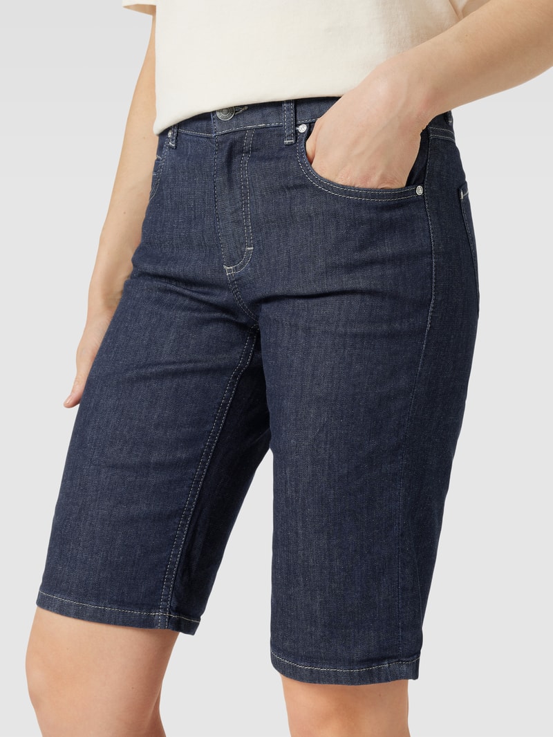 Jeansshorts mit Label-Patch in blau