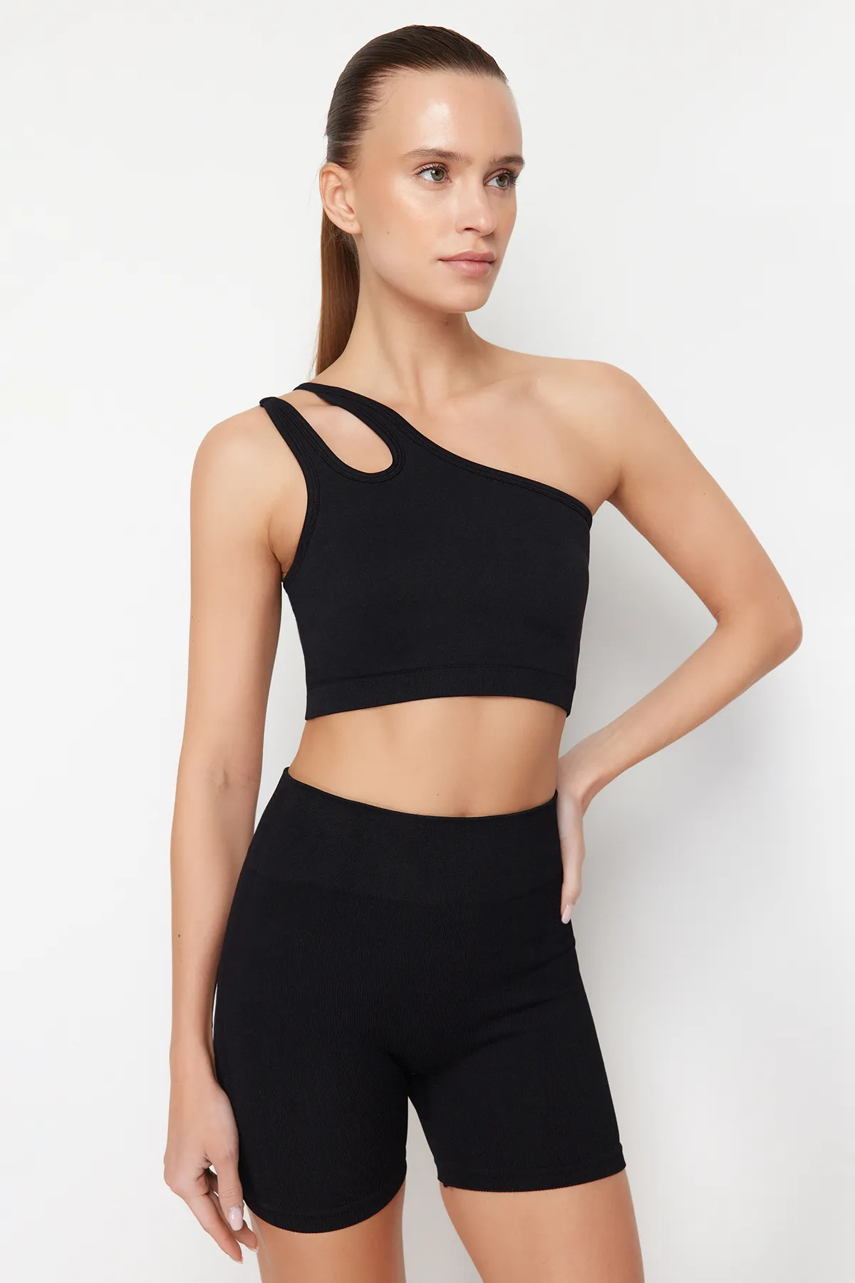 Trendyol Collection  Schwarzer nahtloser/nahtloser, unterstützter/styling Strick-Sport-BH mit einer Schulter und Schnürriemen THMSS24SS00013