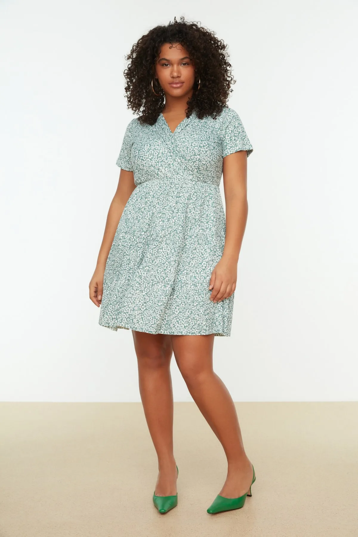 Trendyol Curve  Grünes Strickkleid mit V-Ausschnitt und Blumenmuster TBBSS22EL1638