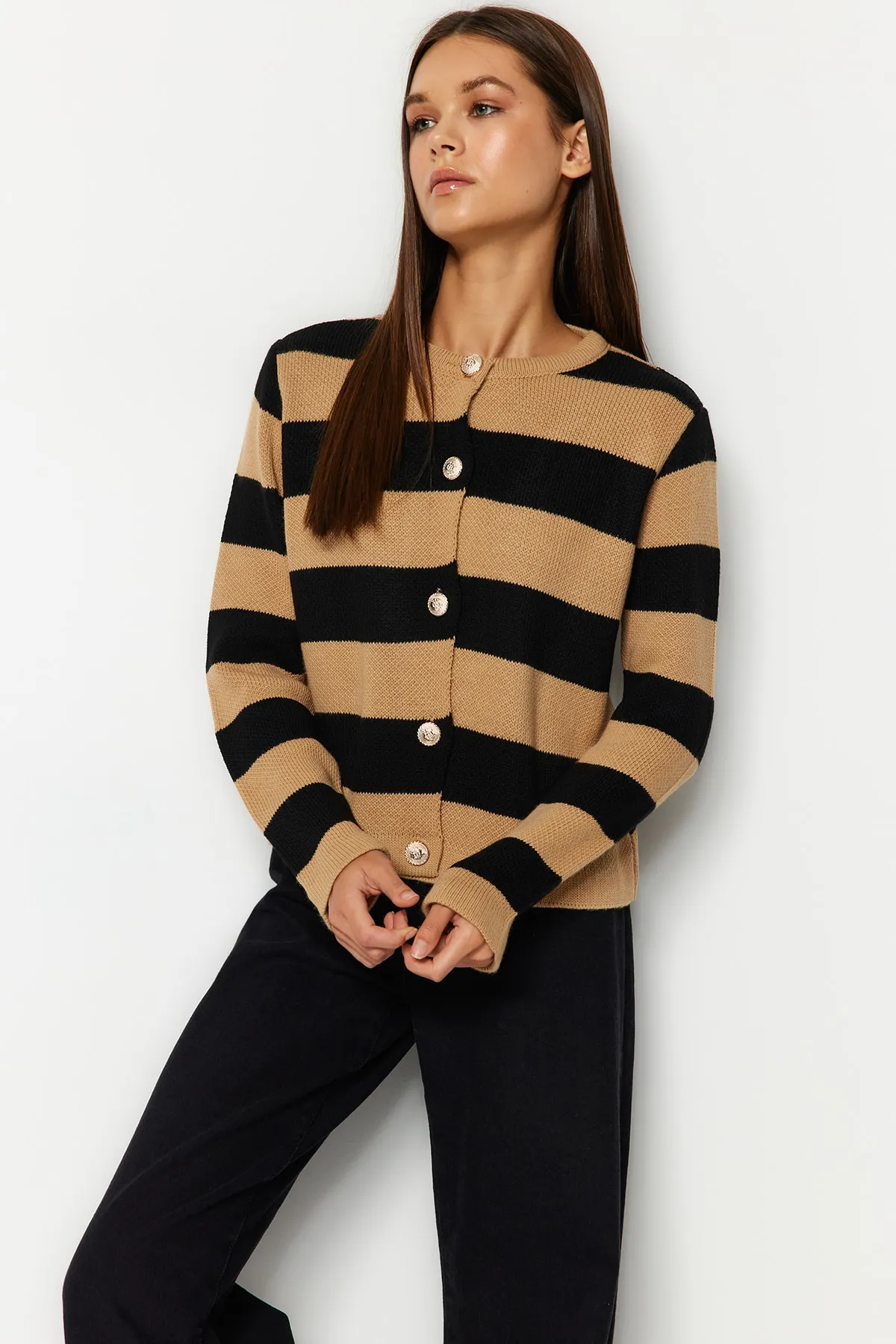 Trendyol Collection  Kamel gestreifter Basic-Strick-Cardigan TWOAW24HI00091