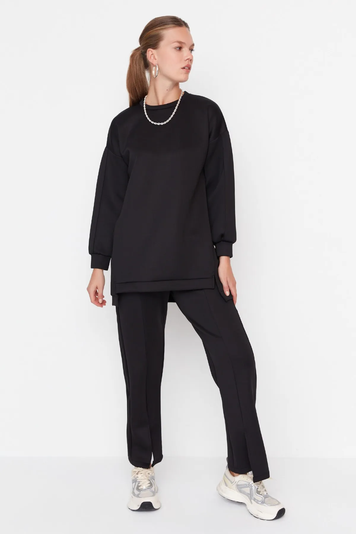 Trendyol Modest  Schwarzes Set aus Oberteil und Unterteil aus Scuba-Tunika und -Hose mit Schlitzdetail TCTAW23US00201