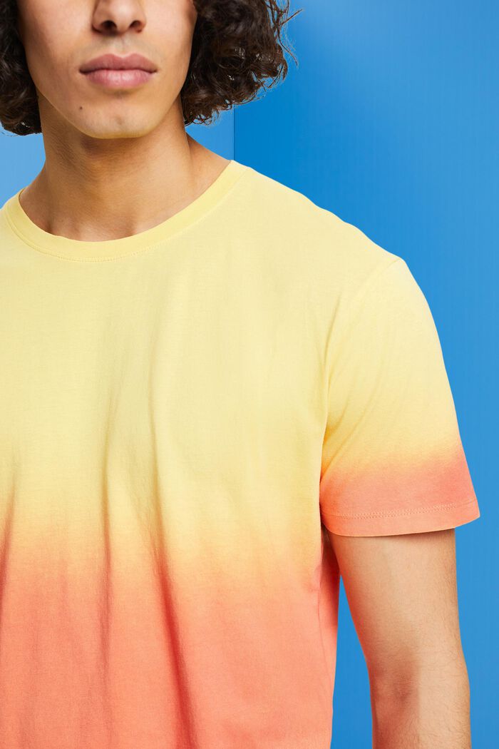 Zweifarbig blass gefärbtes T-Shirt