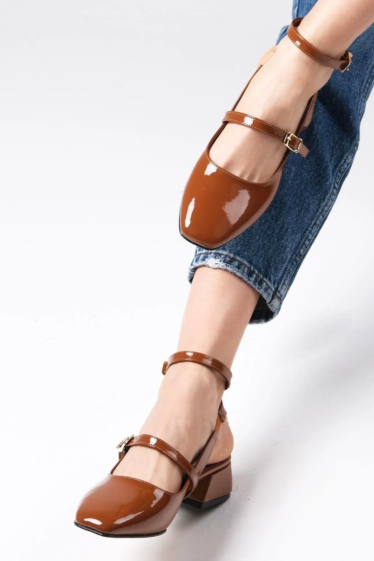 Mio Gusto  Audrey Hellbraune Lackleder-Damenschuhe mit offenem Rücken und niedrigem Absatz
