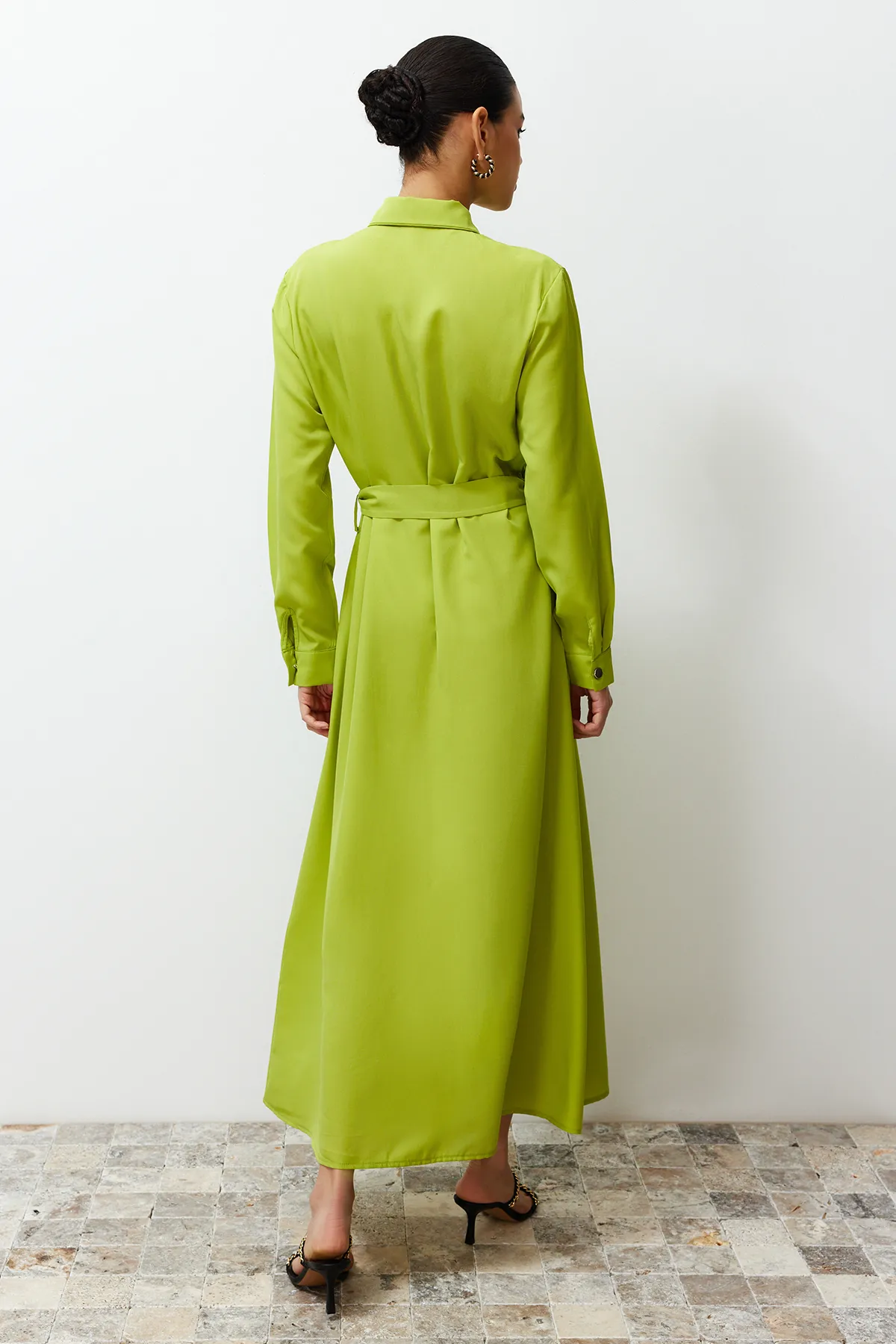Trendyol Modest  Ölgrünes, gewebtes Hemdblusenkleid mit goldenen Knöpfen TCTSS24EB00132