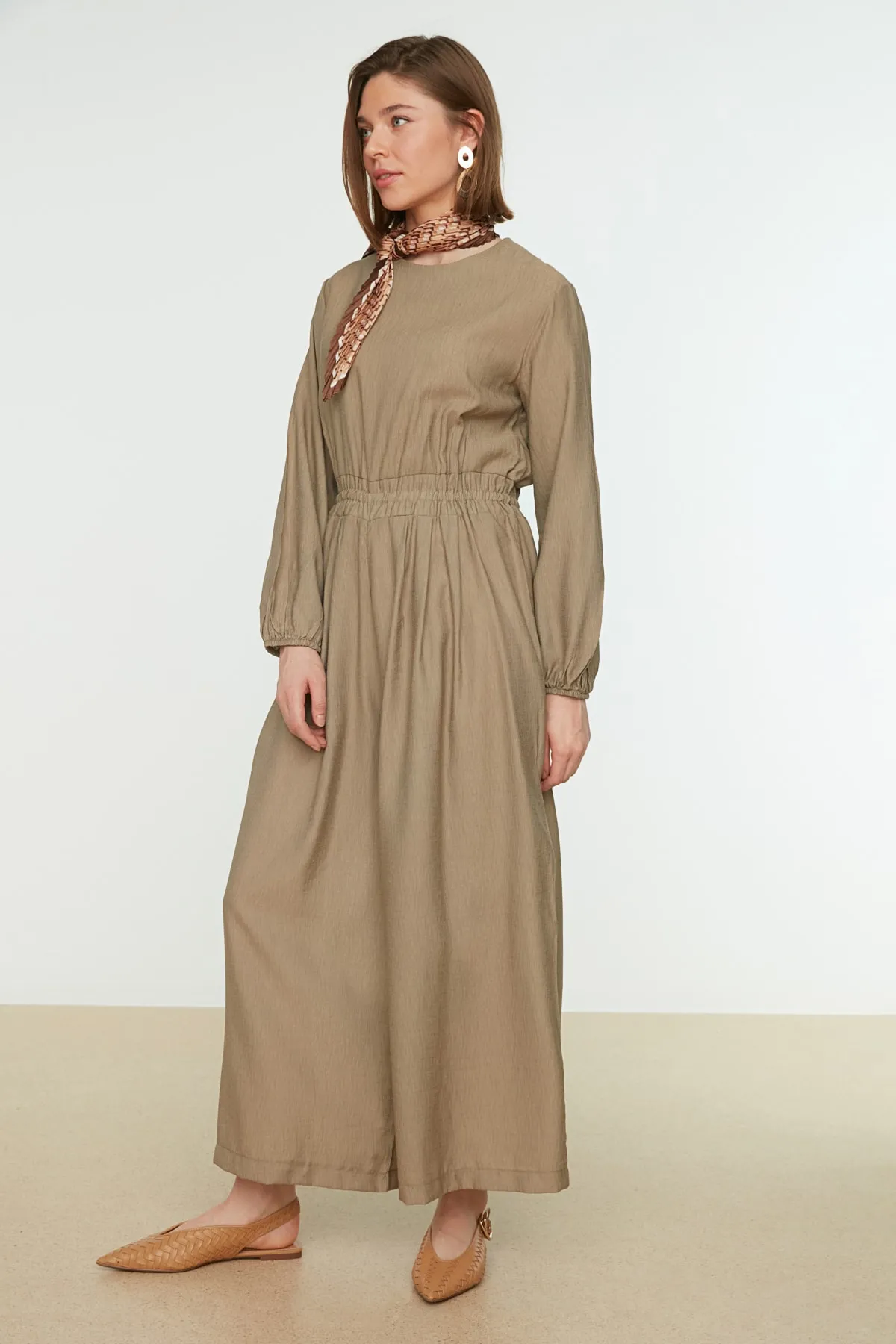 Trendyol Modest  Nerzfarbener Overall mit Rundhalsausschnitt, elastischer Taille, entspanntem Schnitt und weitem Bein TCTSS21TU0206