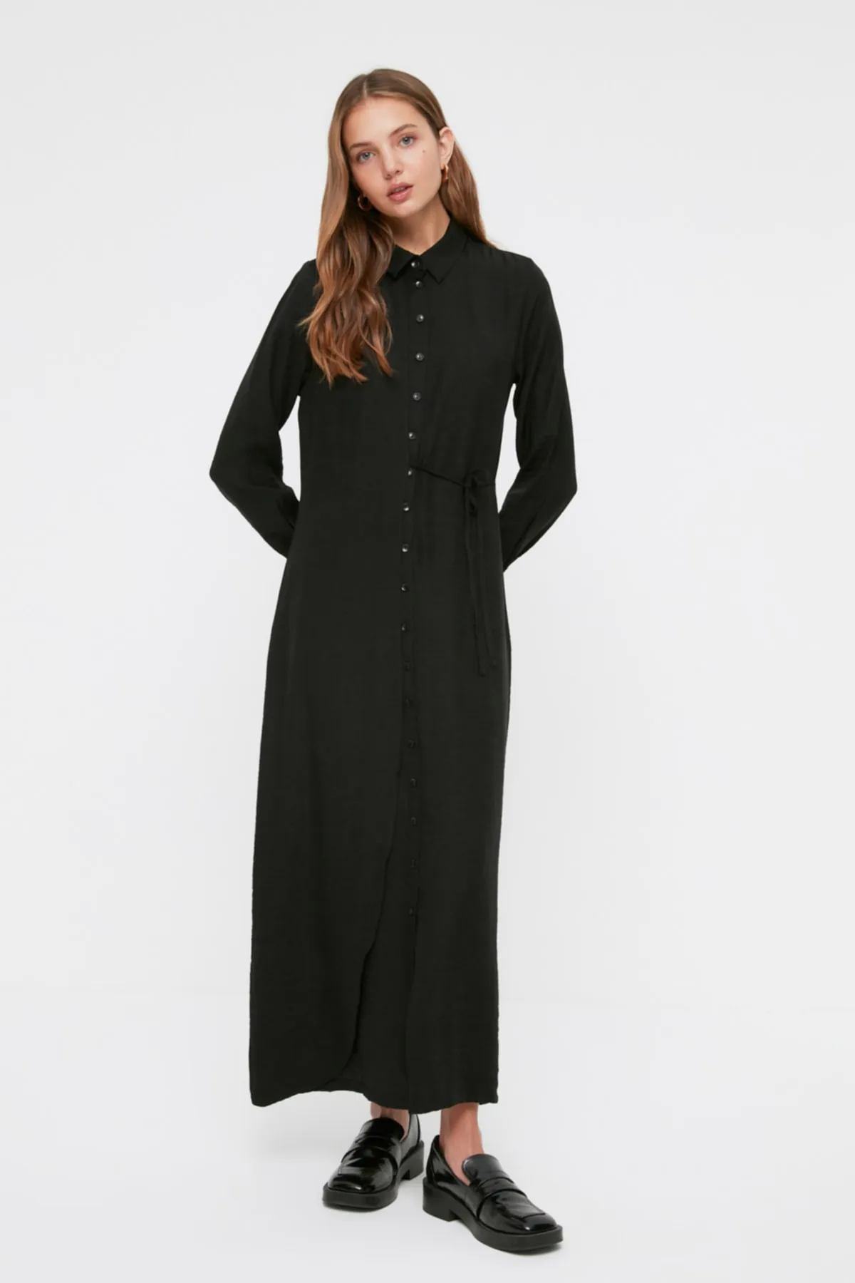 Trendyol Modest  Schwarzes, seitlich gebundenes, gewebtes Hemdkleid in Leinenoptik TCTSS22EB0025