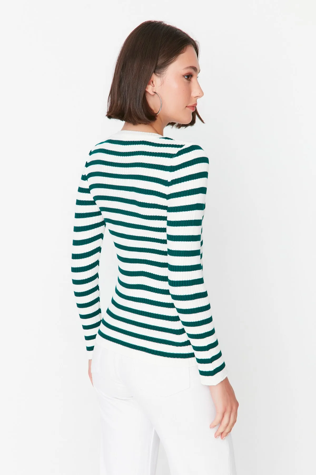 Trendyol Collection  Hellgrüner Basic-Strickpullover mit Streifen TWOAW21KZ0942