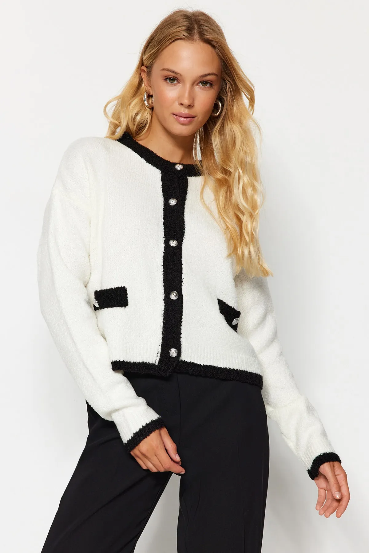 Trendyol Collection  Ecrufarbene Strickjacke aus Bouclégarn TWOAW24HI00317