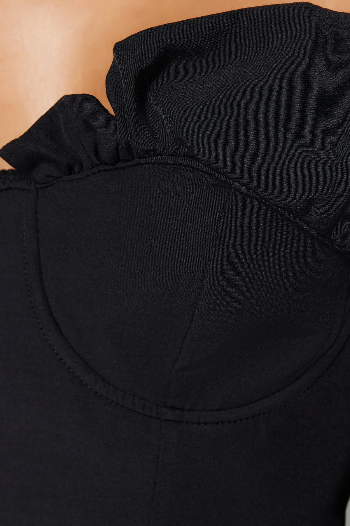 Trendyol Collection  Schwarze, kurz geschnittene, gefütterte Popeline-Bluse TPRSS23BZ00014