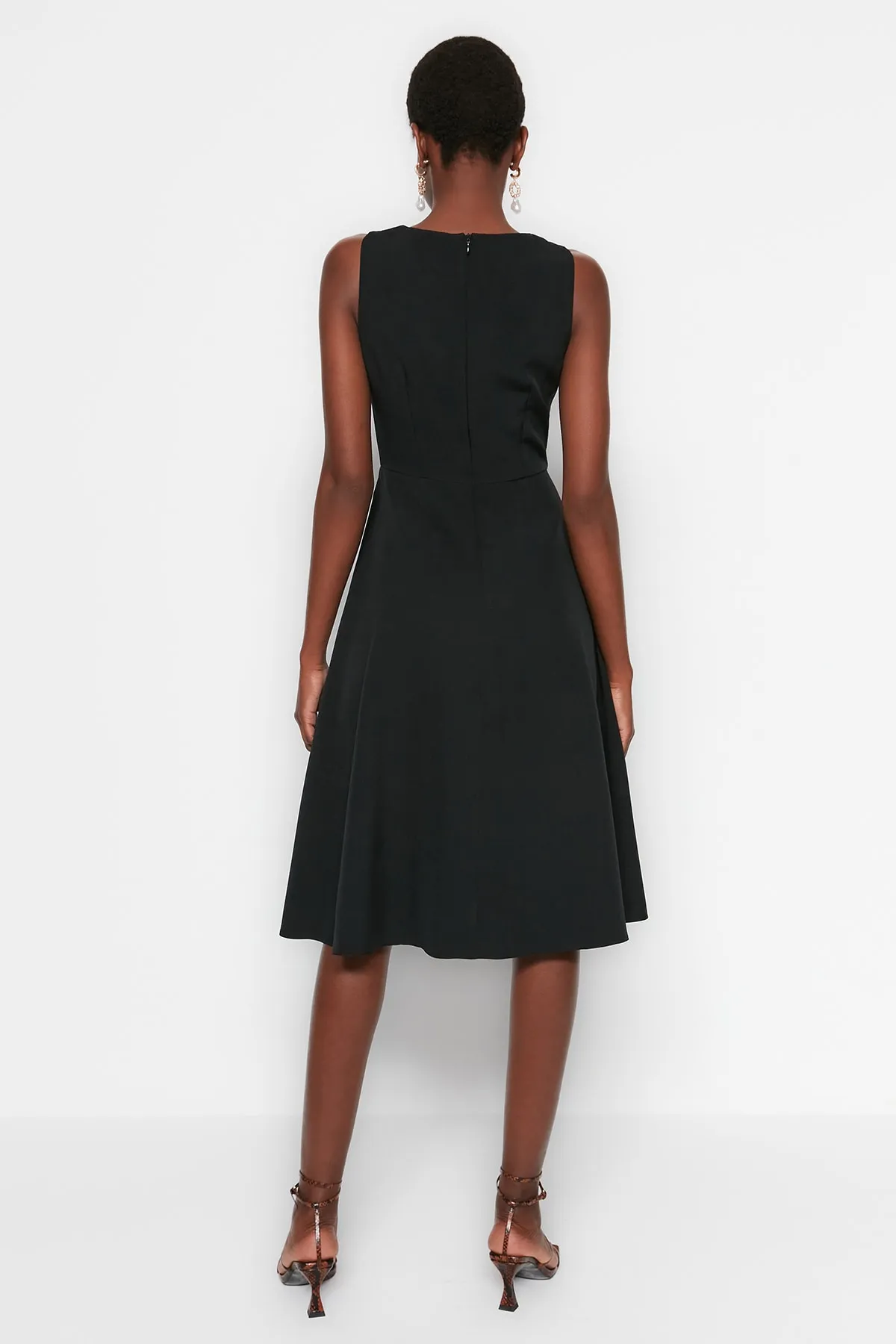 Trendyol Collection  Schwarzes Midi-Plissee-Webkleid mit Taille TWOSS20EL0980